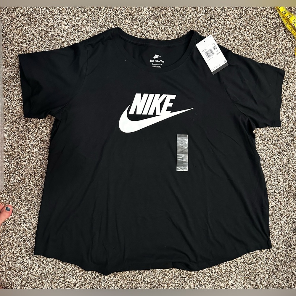 NWT Nike Women's Black Short Sleeve Tee